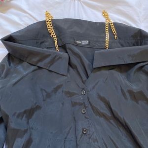 Black off the shoulder too with gold chains 😍